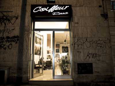 Salutiamo Davide e ci spostiamo all�inizio di viale Unit� d�Italia, quasi ad angolo con via Enrico Toti, l� dove dal 1966 affonda le sue radici Coiffeur Renna